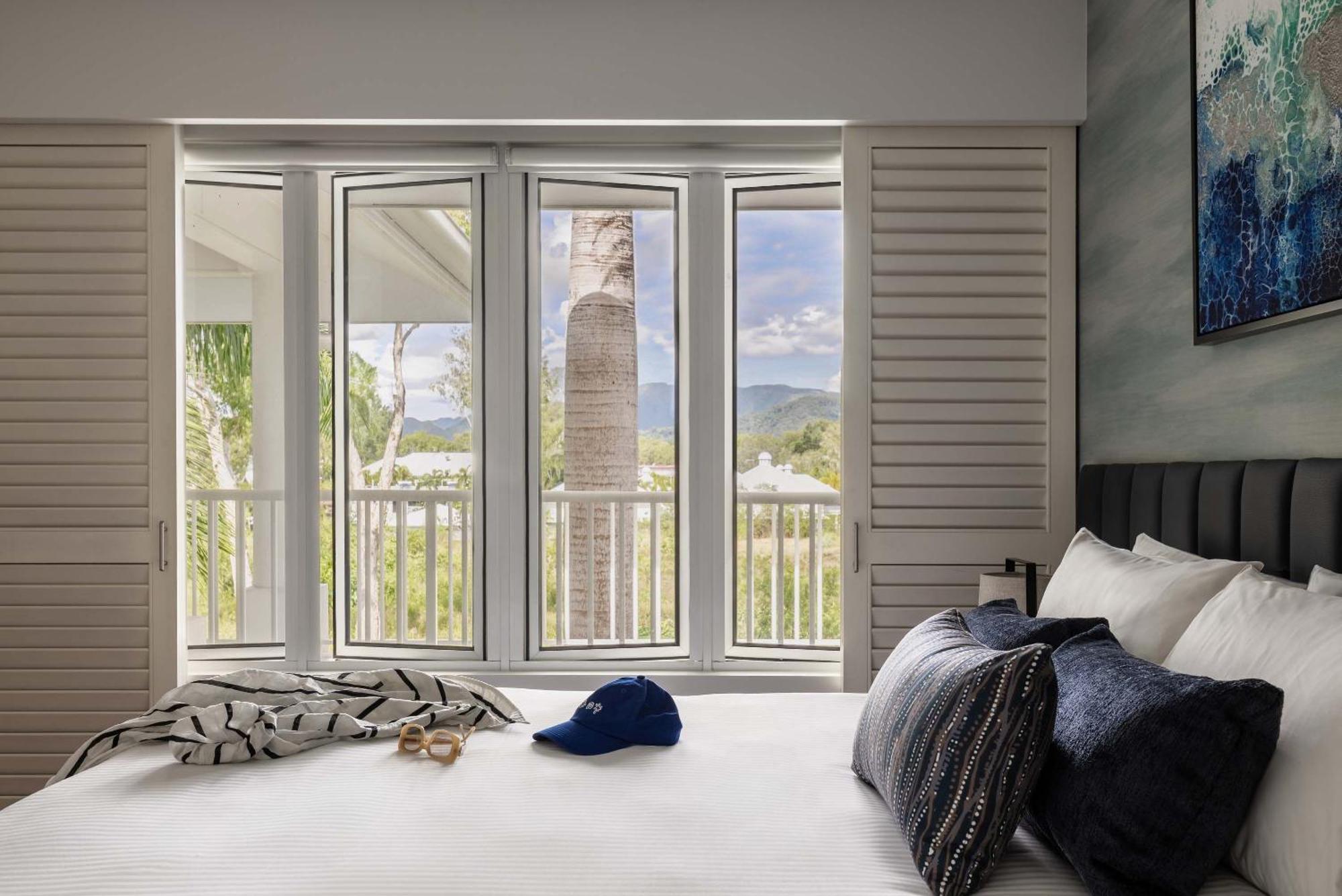 Peppers Beach Club & Spa Palm Cove Bagian luar foto A set of bi-fold doors